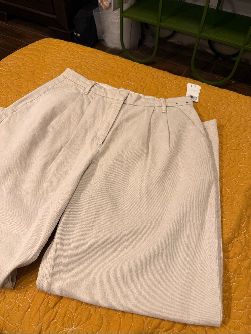 Abercrombie & Fitch Cream Pleated Chinos